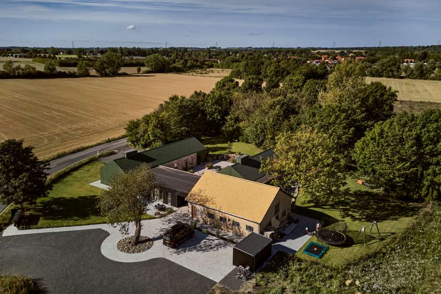 Green steel profiles set the framework for a rural family collective, Ølbyvej 178, 4623 Lille Skensved, Denmark